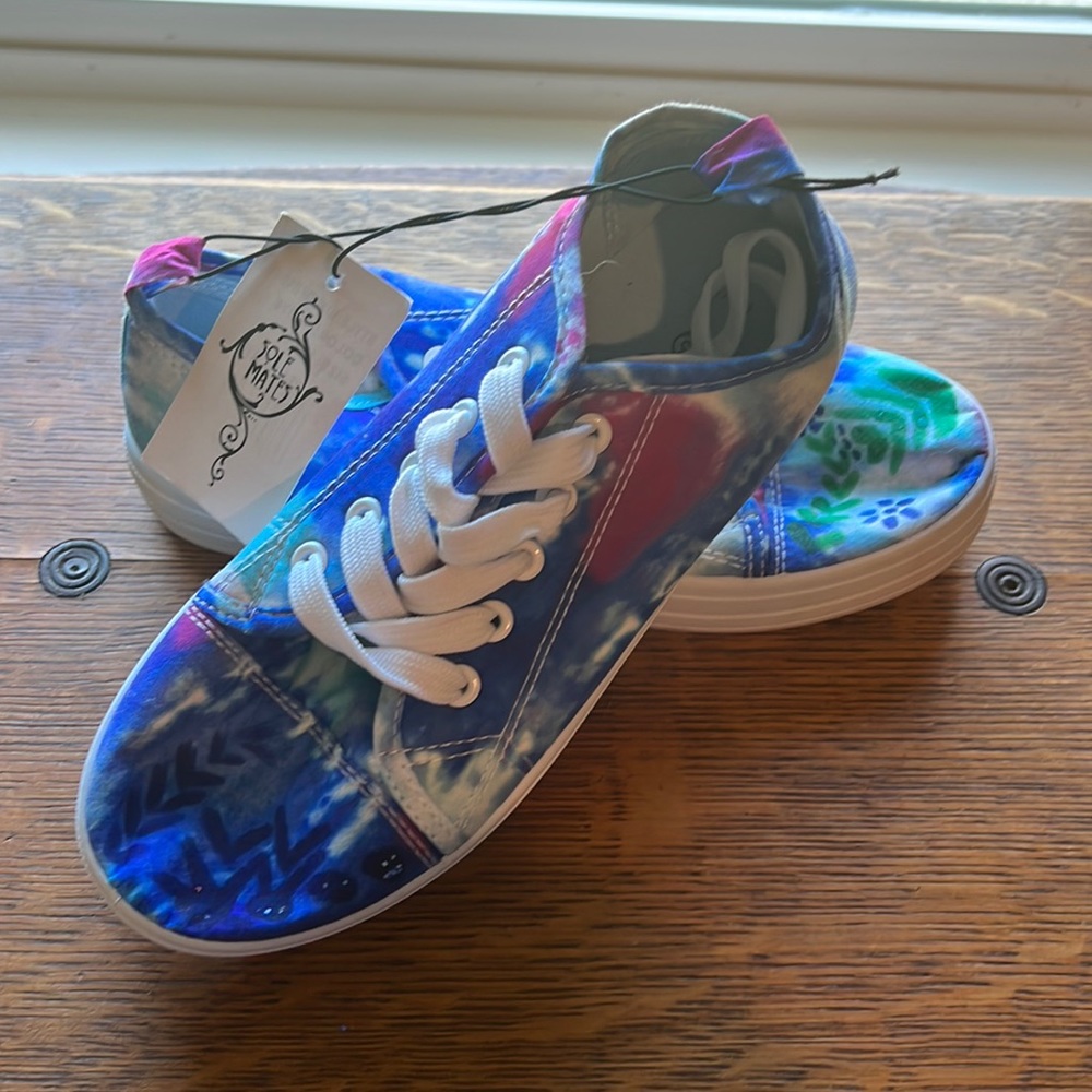 Size 7/8 NWT tie dyed tennis shoes